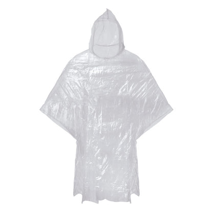 Hombre con impermeable de plástico azul sobre la ropa