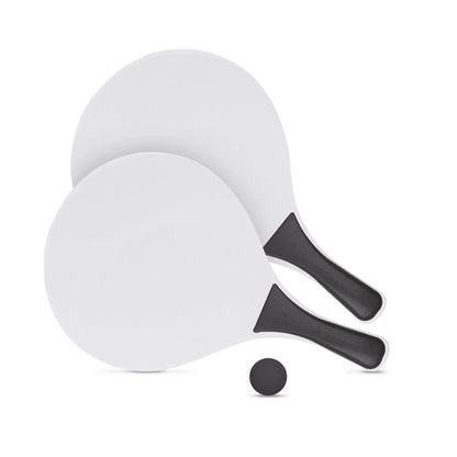 Palas de playa blancas y negras con pelota