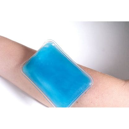 brazo con bolsa de calor terapéutica azul