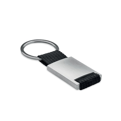 Llavero rectangular de metal con tira de color negro.