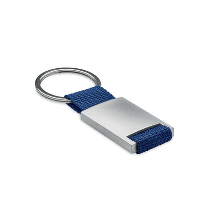 Llavero rectangular de metal con tira de color azul.