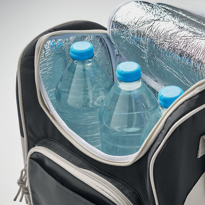 Mochila nevera negra para tres botellas grandes de agua en su interior