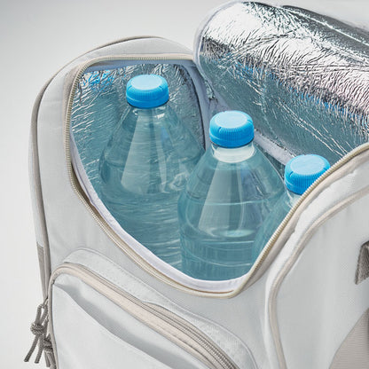 Mochila nevera de playa blanca con 3 botellas grandes de agua en su interior