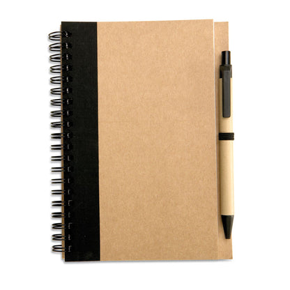 Libreta A5 con tapas de cartón y espiral negra. Con bolígrafo de cartón reciclado y detalles en color negro con soporte
