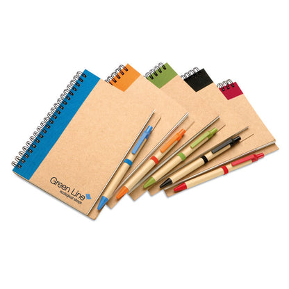 Set de 5 cuadernos con tapas de cartón de colores con cuaderno azul en primer plano marcado con un logotipo en la parte inferior derecha
