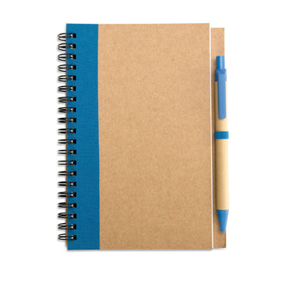 Cuaderno de tapas de cartón con espiral y detales en color azul, bolígrafo de cartón con detalles en azul y soporte azul para boli