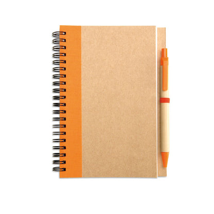 Cuaderno de tapas de cartón con espiral y detales en color naranja, bolígrafo de cartón con detalles en naranja y soporte naranja para boli