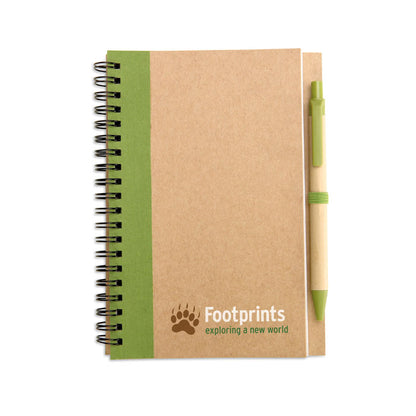 Libreta con espiral de cartón con detalles en verde y bolígrafo reciclado personalizada con logotipo a 3 colores en la parte inferior