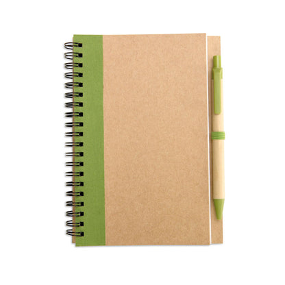 Cuaderno de tapas de cartón con espiral y detales en color verde, bolígrafo de cartón con detalles en verde y soporte verde para boli