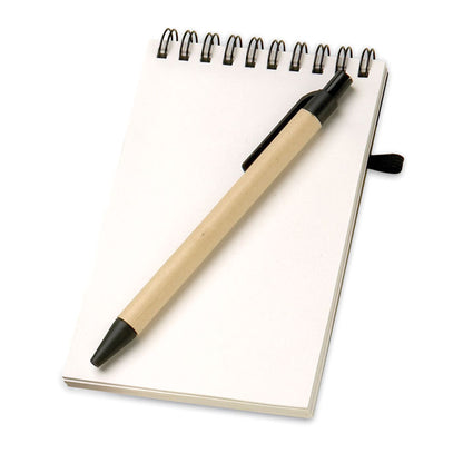 Interior de libreta A6 con hojas lisas de papel reciclado y bolígrado de cartón con detalles en negro
