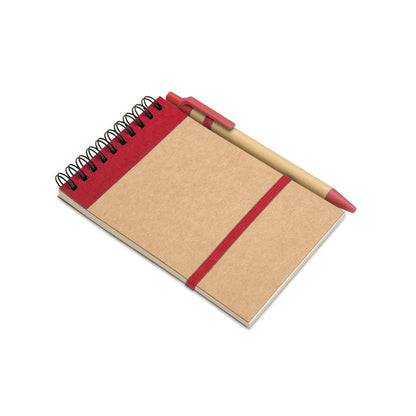 Libreta a6 con espiral en parte superior y detalles en color rojo, goma horizontal de cierre y soporte para boli color rojo y bolígrafo de cartón con detalles en rojo
