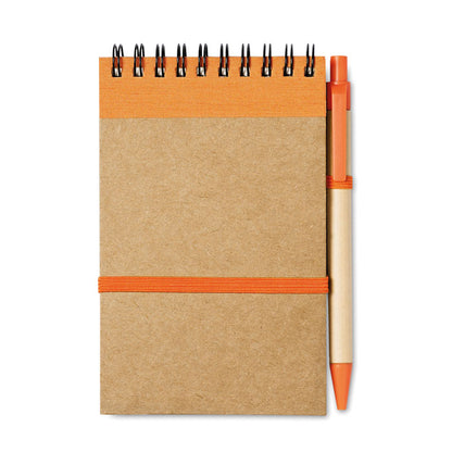 Vista frontal de Libreta de bolsillo tamaño A6 con detalles en naranja y bolígrafo
