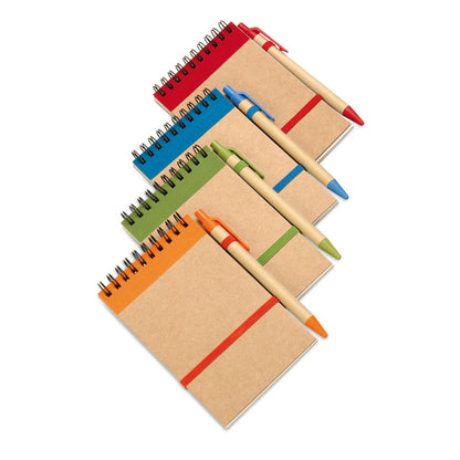 Set de 4 libretas de tapas de cartón con bolígrafos en color naranja, verde, azul y rojo