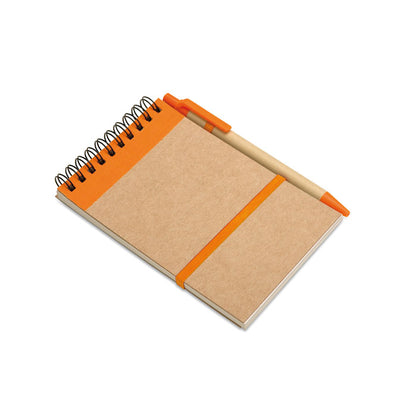 Libreta a6 con espiral en parte superior y detalles en color naranja, goma horizontal de cierre y soporte para boli color naranja y bolígrafo de cartón con detalles en naranja