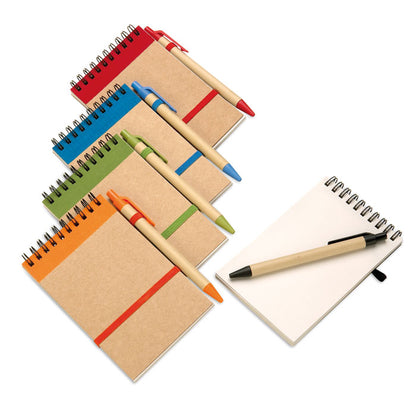 Set de 4 libretas de tapas de cartón con bolígrafos en color naranja, verde, azul y rojo y una libreta abierta con hoja lisa y bolígrafo con detalles negros