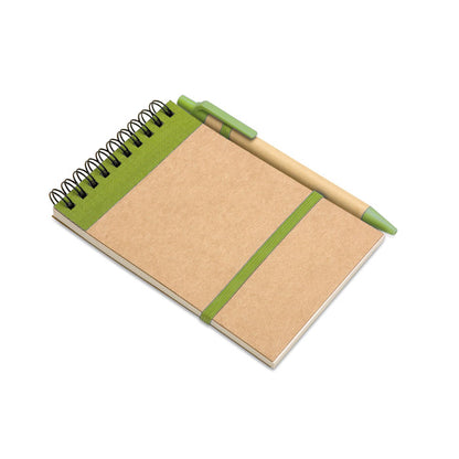 Libreta a6 con espiral en parte superior y detalles en color verde, goma horizontal de cierre y soporte para boli color verde y bolígrafo de cartón con detalles en verde