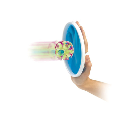mano con pala para jugar y pelota con ventosas