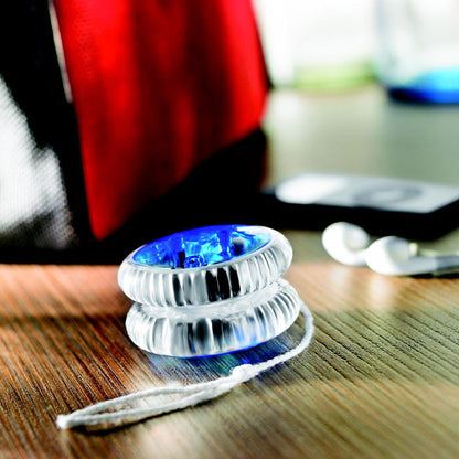 yoyo luminoso azul sobre una mesa de madera