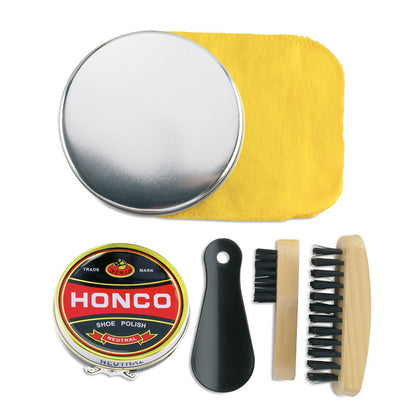 Set limpia calzado con paño para lustrar amarillo, calzador, un cepillo grande, un cepillo pequeño para los detalles más pequeños y un abrillantador de zapatos en un color neutro.