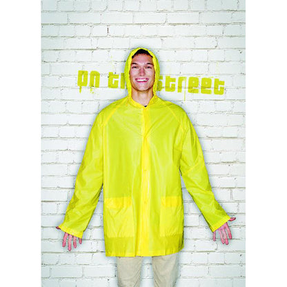 Hombre con chubasquero amarillo con capucha