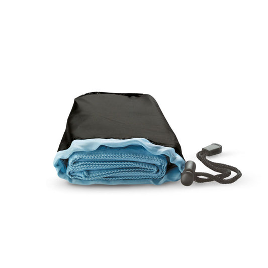Toalla azul de deporte doblada dentro de bolsa negra