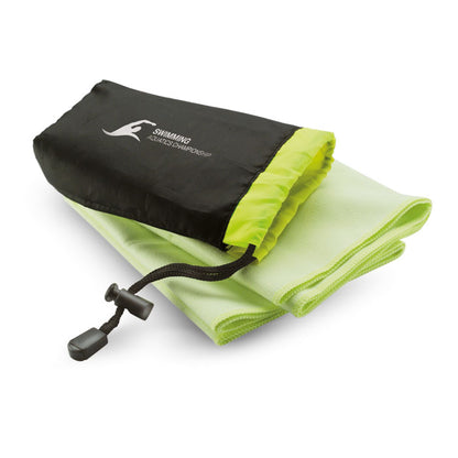 Vista superior de toalla deportiva verde con funda con cordón y logo impreso