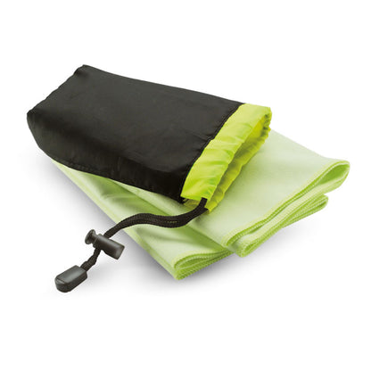 Vista superior de toalla deportiva verde con funda con cordón