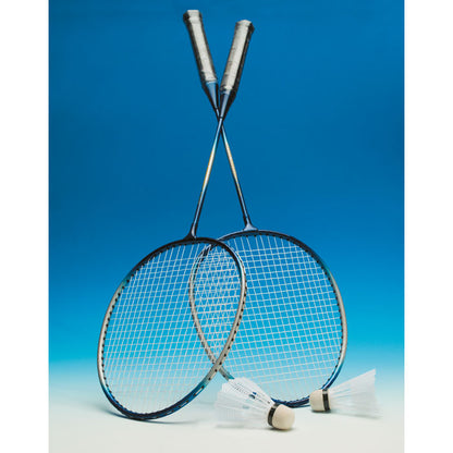 Raquetas de  badminton y volantes sobre un fondo azul