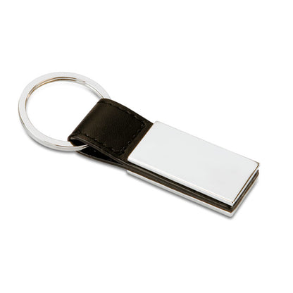 Llavero de PU negro  con placa metálica rectangular.