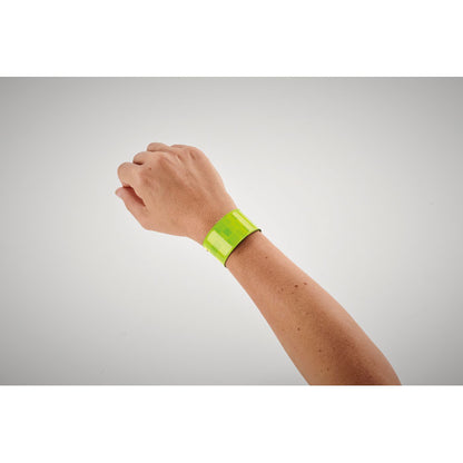 Vista frontal de pulsera naranja fluorescente