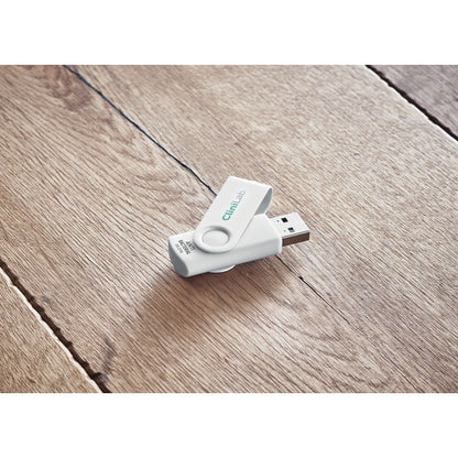 memoria USB blanca sobre mesa de madera