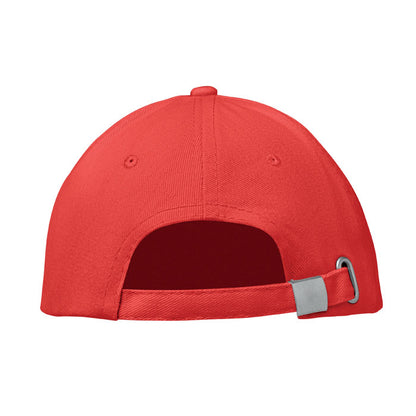 Vista trasera de gorra roja con hebilla metálica