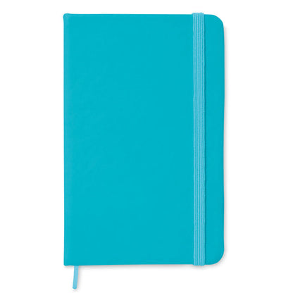 Libreta azul celeste de tapa dura con cierre de goma y marcapáginas