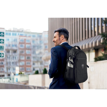 Ejecutivo con mochila para portátil a su espalda en un paisaje urbano