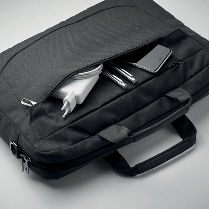Mochila negra de poliéster RPET 600D con bolsillos organizadores y cremallera resistente para uso diario.