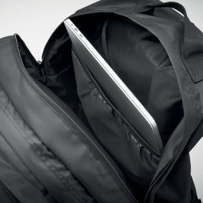 Detalle de compartimiento de mochila con un ordenador portátil dentro