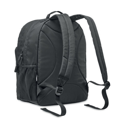 Vista lateral de mochila negra para portátil con bolsillo de malla lateral, asas y espalda acolchada y pequeña etiqueta con símbolo RPET