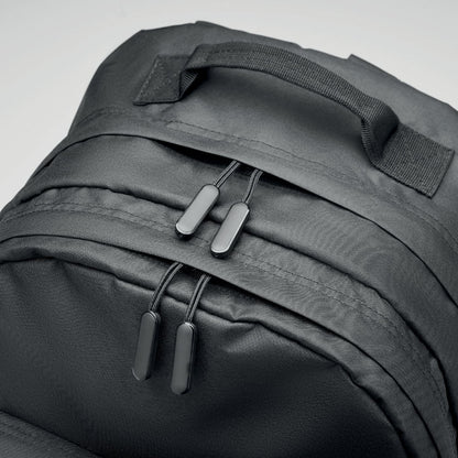 Detalle de cierre con doble cremallera de los dos compartimentos grandes de mochila negra para portátil con asa de transporte