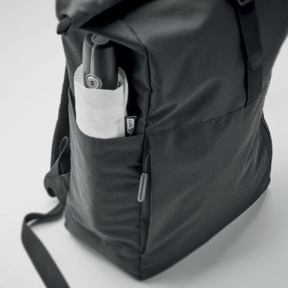 Bolsillo lateral de mochila negra con un paraguas plegable dentro