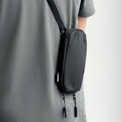 Bandolera negra pequeña para móvil colgada