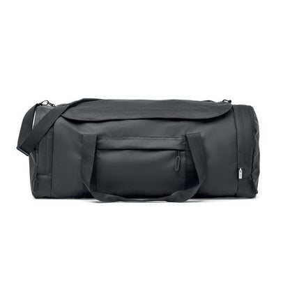 Bolsa de viaje negra con bolsillo forntal con cremallera y pequeña etiqueta con símbolo de RPET cosida en el lateral