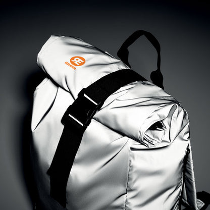 Detalle de tejido reflectante de mochila con cierre enrollable personalizada con logotipo