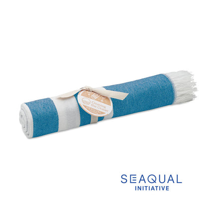 Toalla hammam enrollada turquesa con rayas y flecos beige