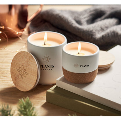 Foto con 2 velas encendidas sobre mesa de madera con manta