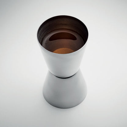 Vista superior de vaso medidor con licor dentro