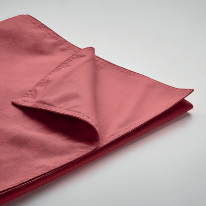 Detalle de tejido de poliéster granate del camino de mesa