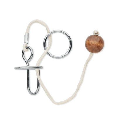 Rompecabezas de metal y cueda