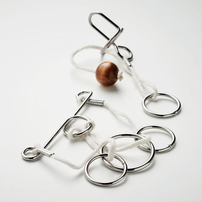 juego de 2 rompecabezas de metal sobre fondo gris