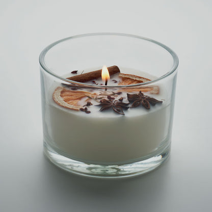 Vela encendida de cera vegetal olor canela y cítricos