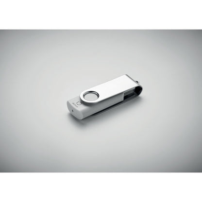USB blanca con cierre de metal sobre fondo gris neutro